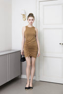 Robe courte moulante sans manches et froncée