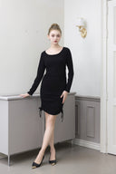 Robe courte moulante à manches longues et fronces