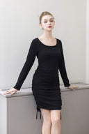 Robe courte moulante à manches longues et fronces