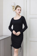 Robe courte moulante à manches longues et fronces