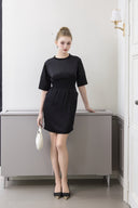Robe courte à taille resserrée