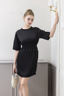 Robe courte à taille resserrée