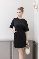 Robe courte à taille resserrée