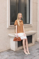 Robe courte à col polo et ourlet contrastant