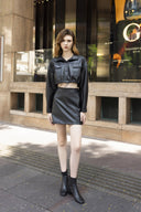 Jupe courte en simili cuir