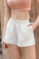 Short de sport à bandes latérales