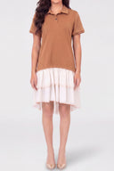 Robe courte à col polo et ourlet contrastant