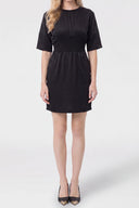 Robe courte à taille resserrée