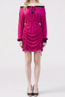 Robe courte froncée à épaules dénudées