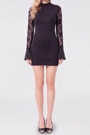 Robe courte moulante à manches en dentelle